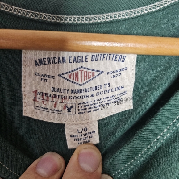 American Eagle Long Sleeved Green Indian Graphic Shirt Size Large - Picture 4 of 8